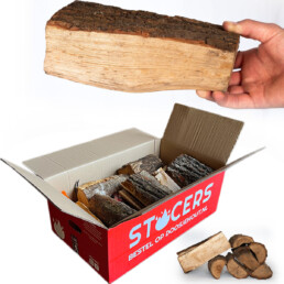 Een doos met het logo van STOCERS met daarin 20 kilo eiken haardhout.
