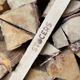 Het logo van STOCERS op een pallet berkenhout.