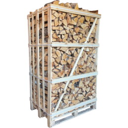 Een hoge pallet met berken haardhout.