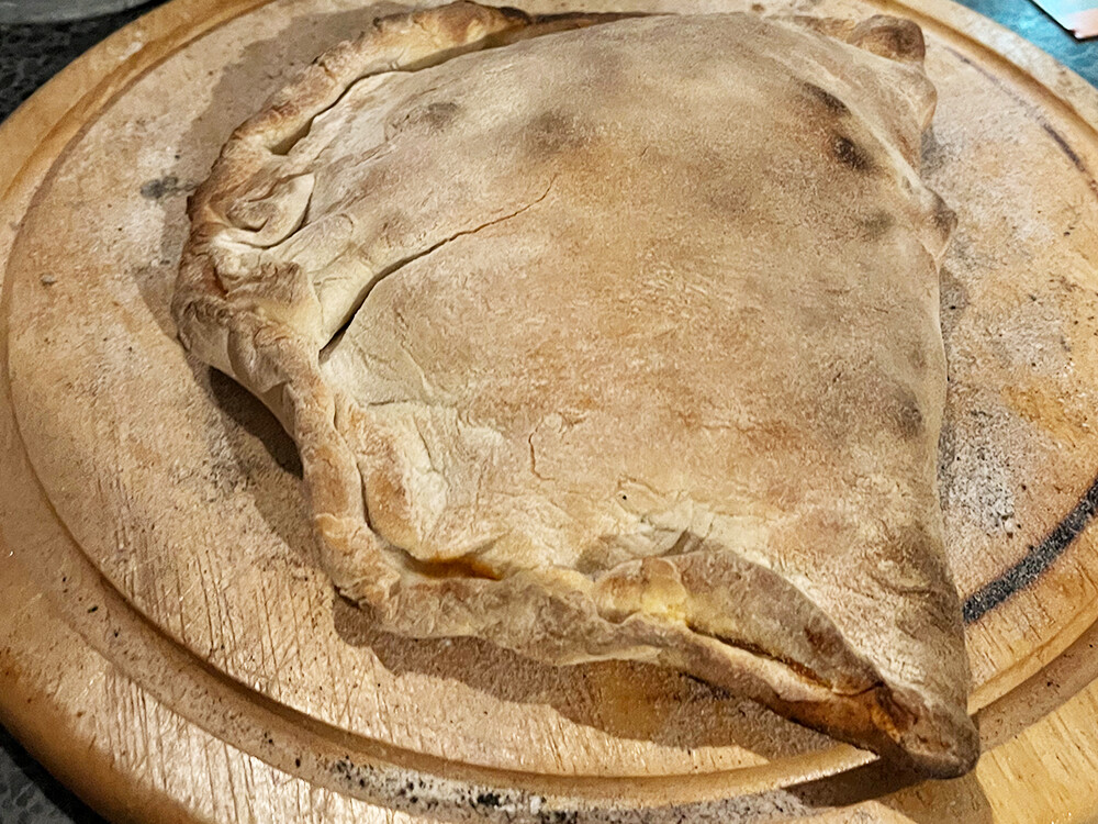 Calzone net uit de houtgestookte pizzaoven