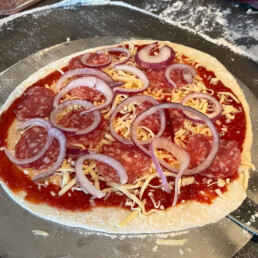 Pizza gemaakt van pizzadeeg sligro