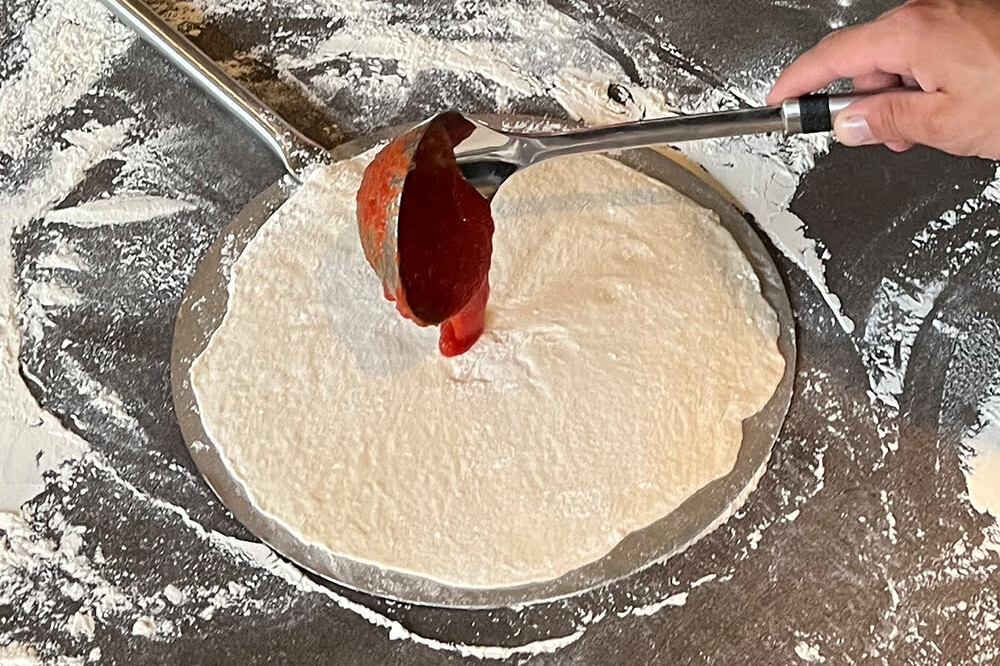 pizzadeeg met tomatensaus