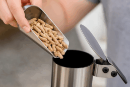 Pellets bijvullen aan pizza oven