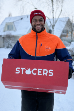 Postbezorger met een rode doos hout