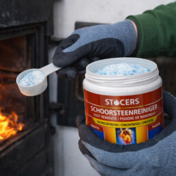 schoorsteen reiniger poeder wordt in de kachel gestopt